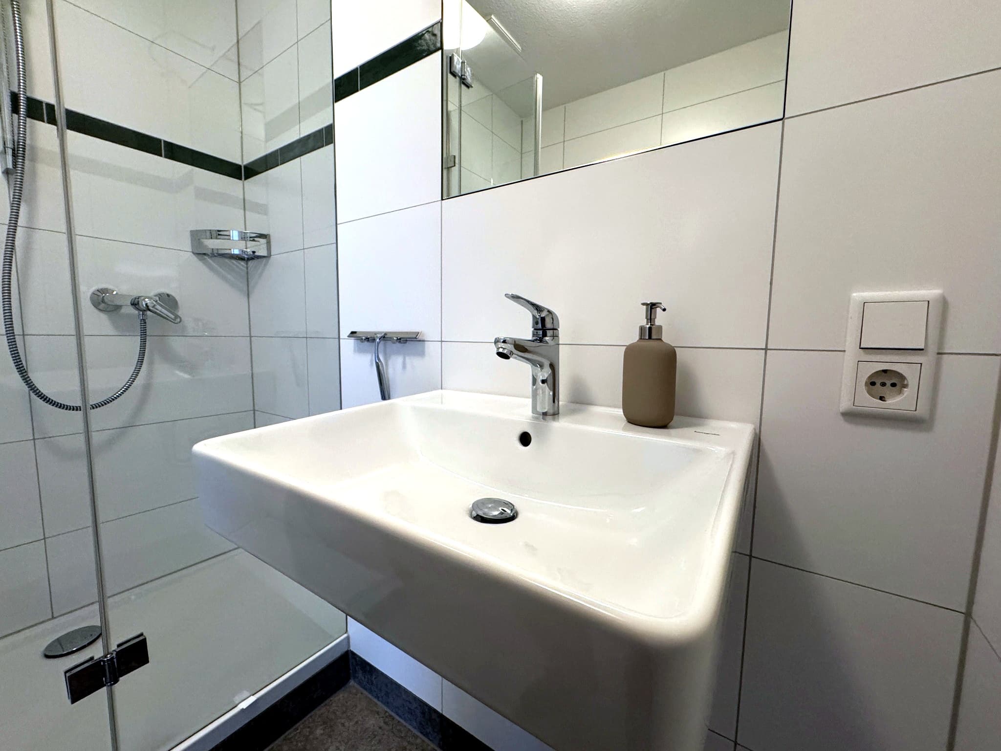 Modernes Badezimmer mit großzügiger Dusche